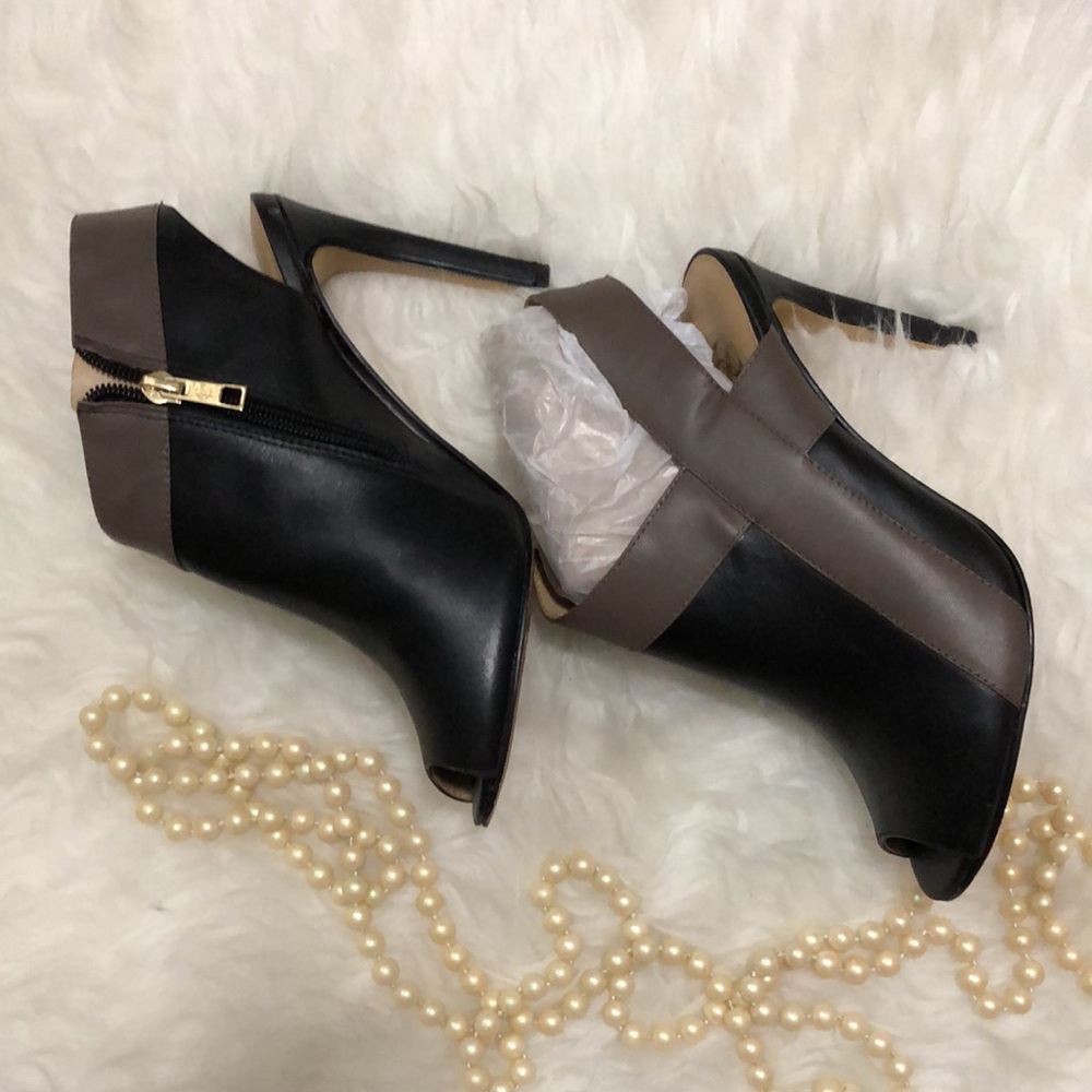 ANN TAYLOR • Elegant Black & Brown Open Toe Heels w Side Zipper Detail - Picture 6 of 16